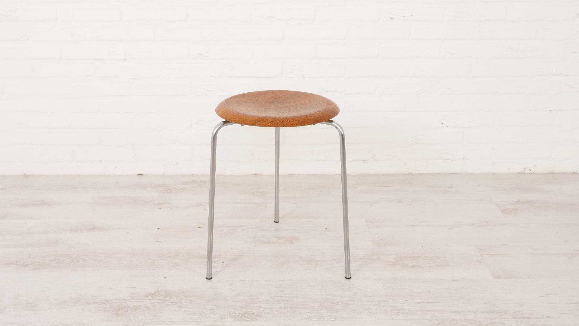 Stool | Arne Jacobsen | Fritz Hansen | 'Dot' | Teak online at